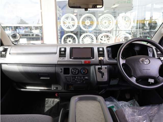 Toyota Hiace Van 4