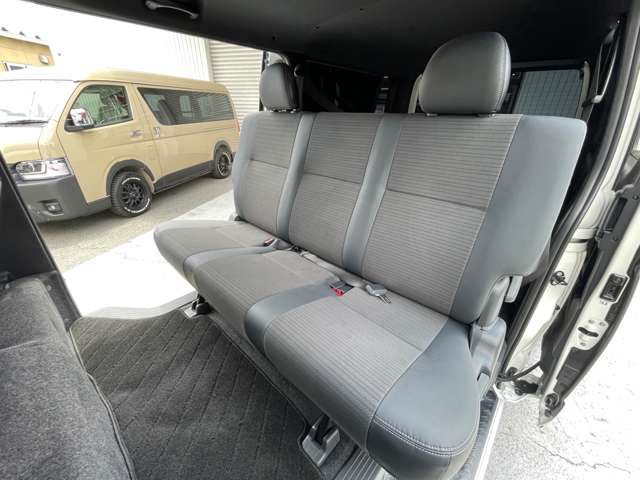 Toyota Hiace Van 11