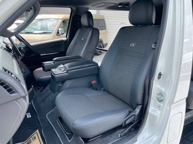 Toyota Hiace Van 7