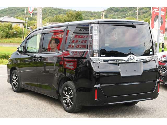 Toyota Voxy 8