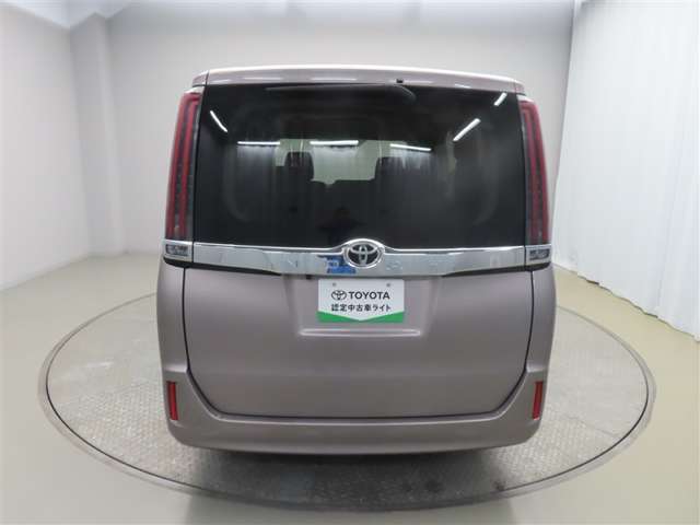 Toyota Noah 4