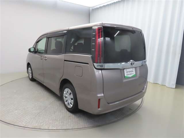 Toyota Noah 5
