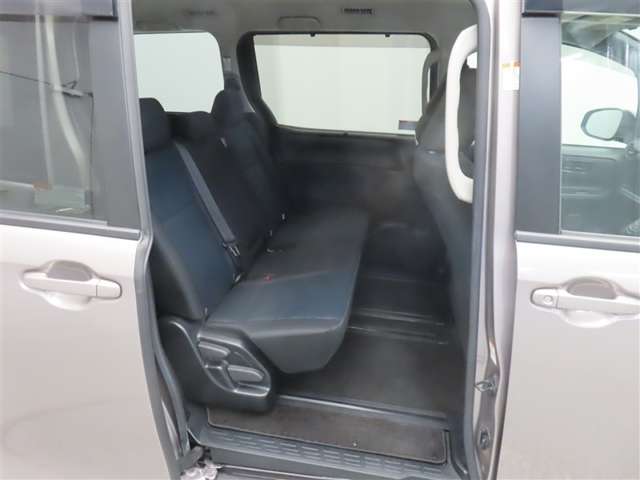 Toyota Noah 9