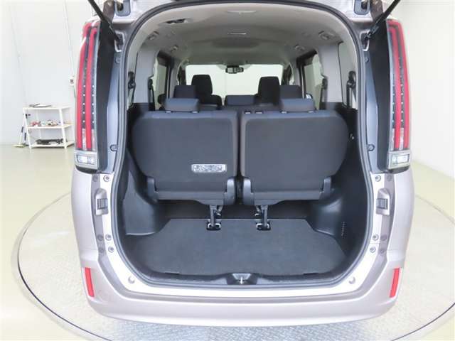 Toyota Noah 10