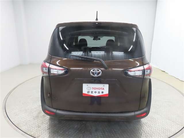 Toyota Sienta 4