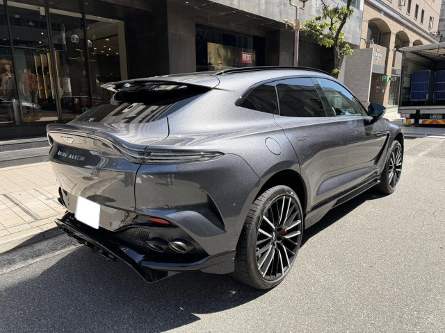 Aston Martin DBX 11