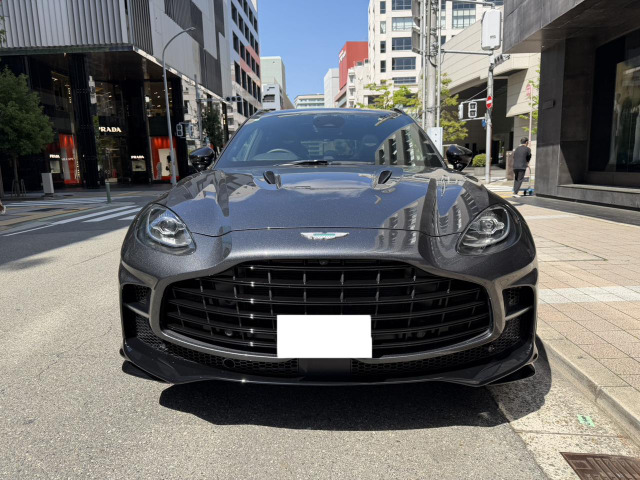 Aston Martin DBX 2