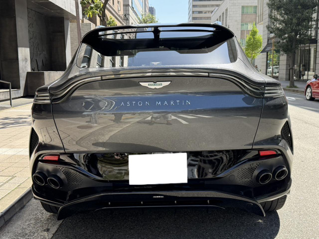 Aston Martin DBX 6
