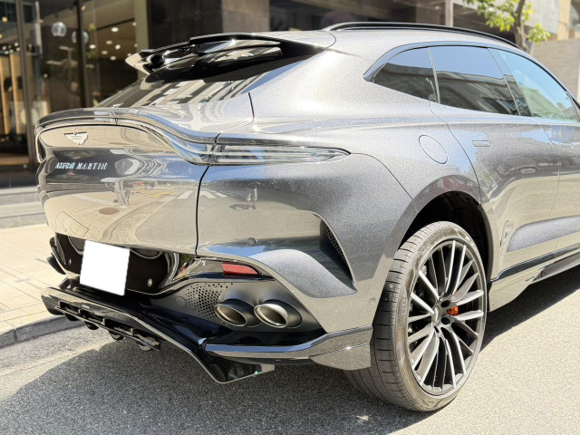 Aston Martin DBX 7