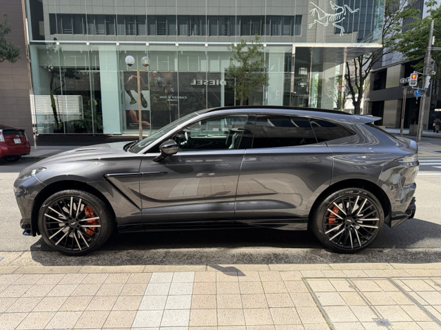 Aston Martin DBX 8
