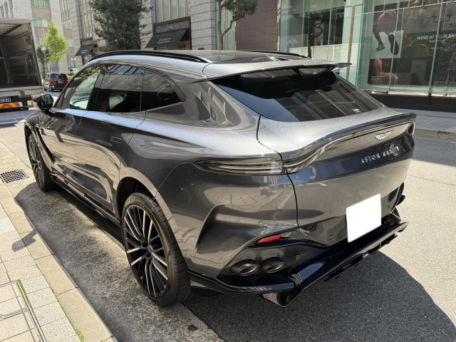 Aston Martin DBX 9