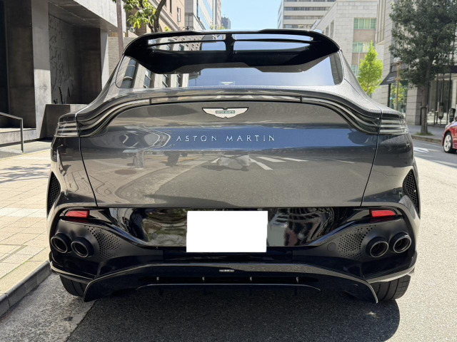 Aston Martin DBX 10