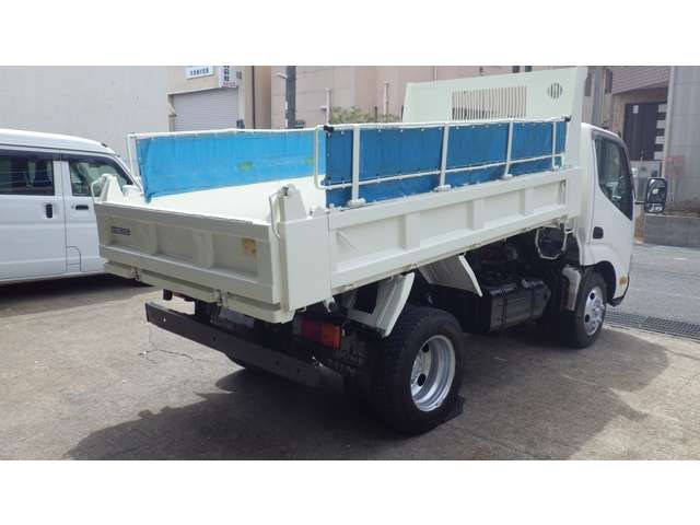 Hino Dutro 3
