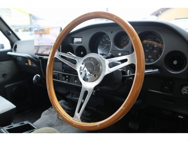Toyota Land Cruiser 60 11