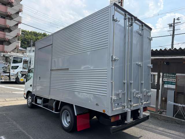 Hino Dutro 9
