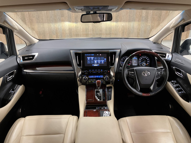 Toyota Vellfire 2