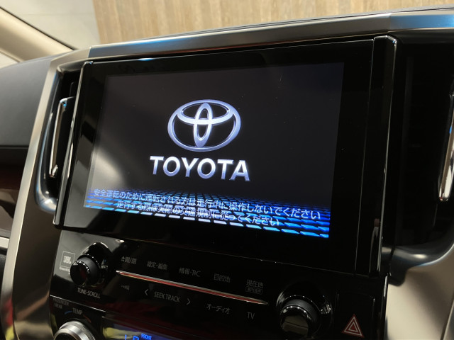 Toyota Vellfire 4