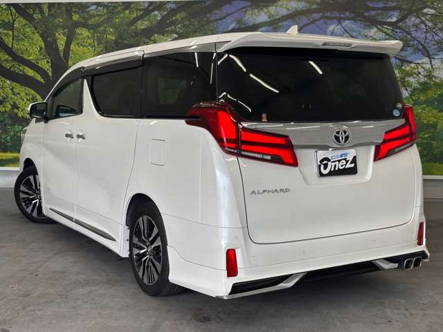 Toyota Alphard 4