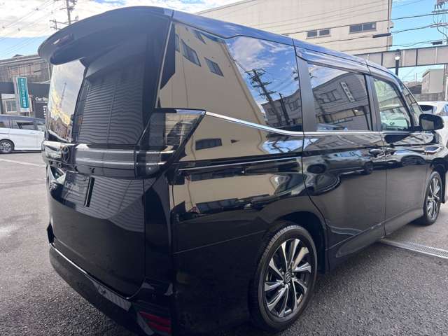 Toyota Voxy 12