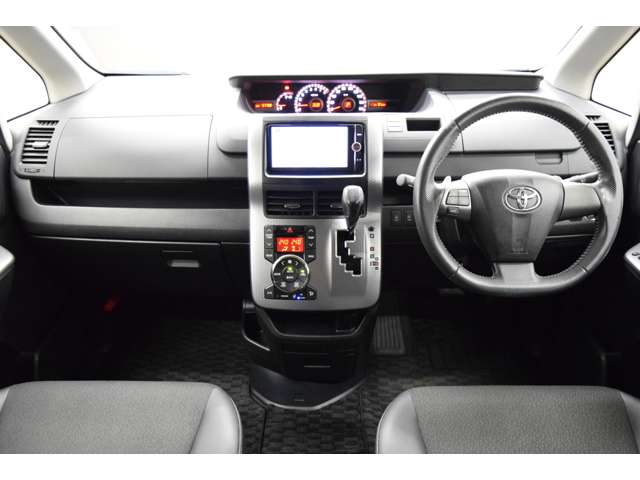 Toyota Voxy 12