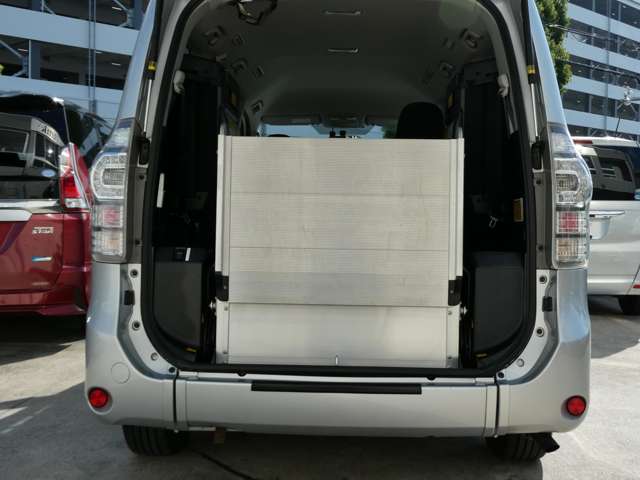 Toyota Voxy 2
