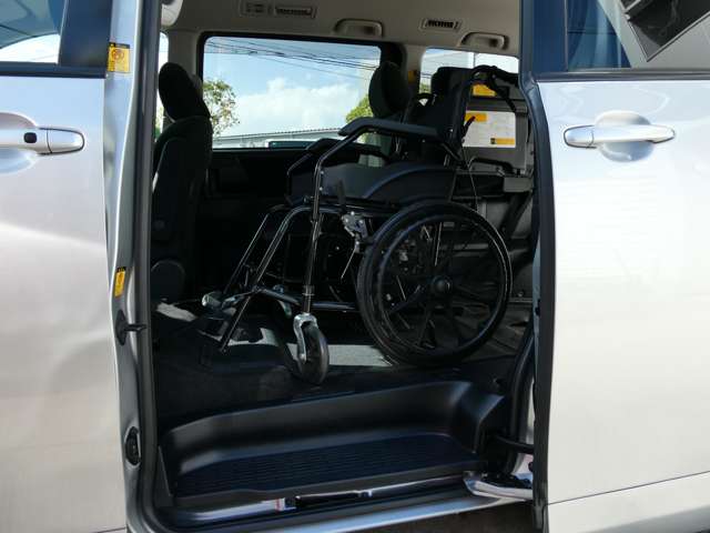 Toyota Voxy 6