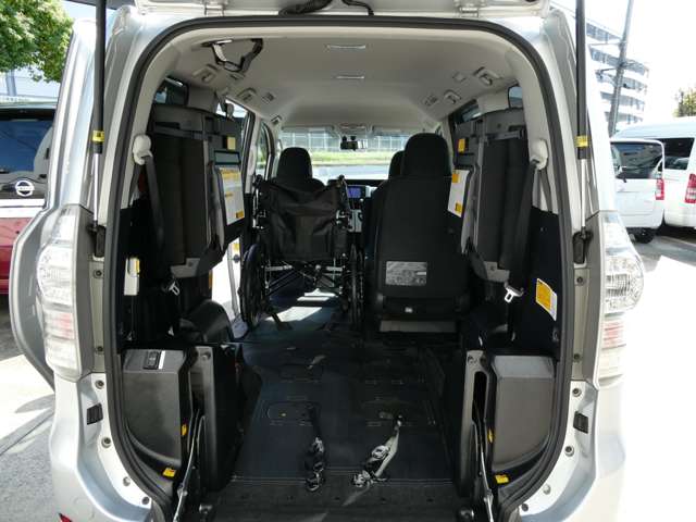 Toyota Voxy 8