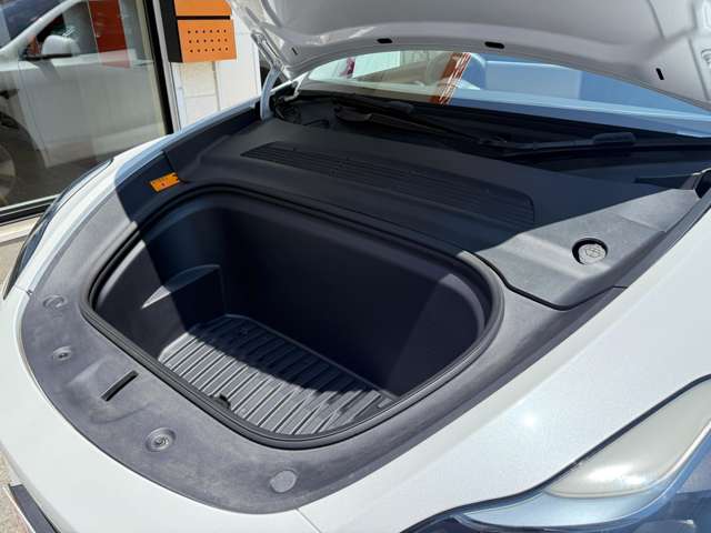 Tesla Model Y 8