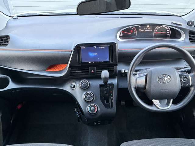 Toyota Sienta 3