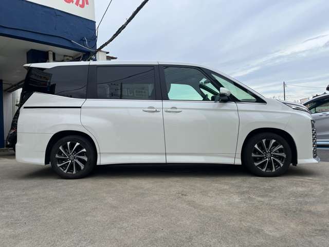 Toyota Voxy 8