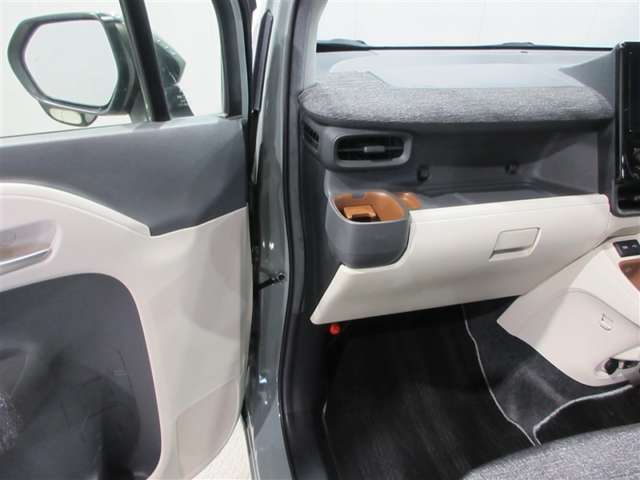 Toyota Sienta 5
