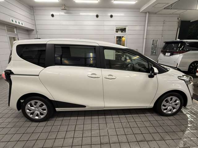 Toyota Sienta 4