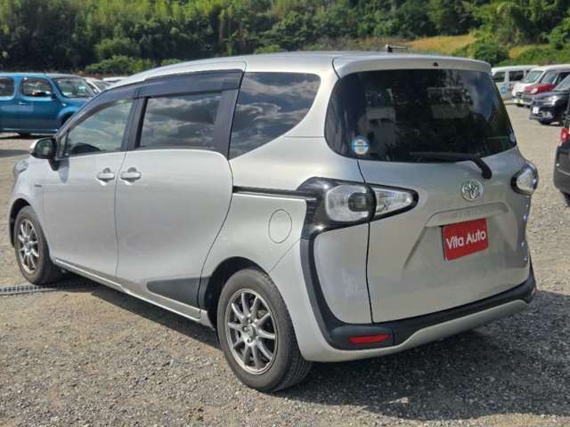 Toyota Sienta 11