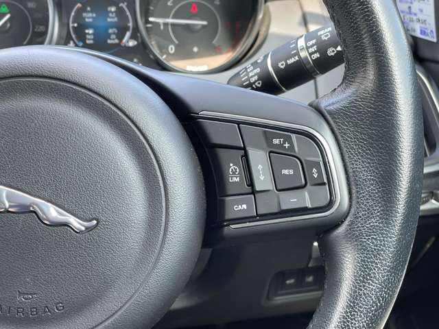 Jaguar E-Pace 11