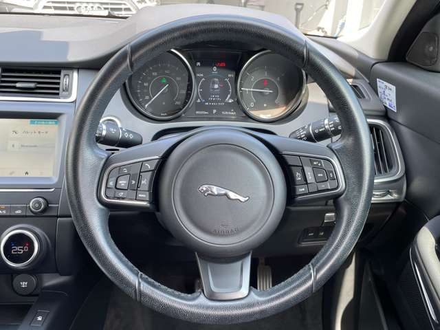 Jaguar E-Pace 9