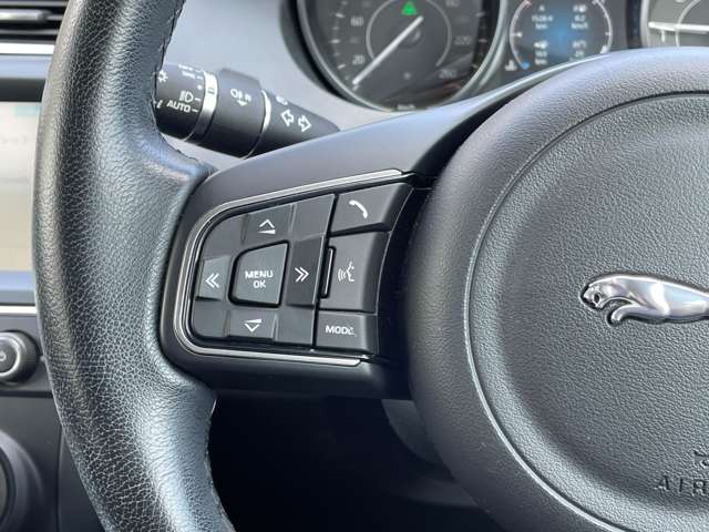 Jaguar E-Pace 10