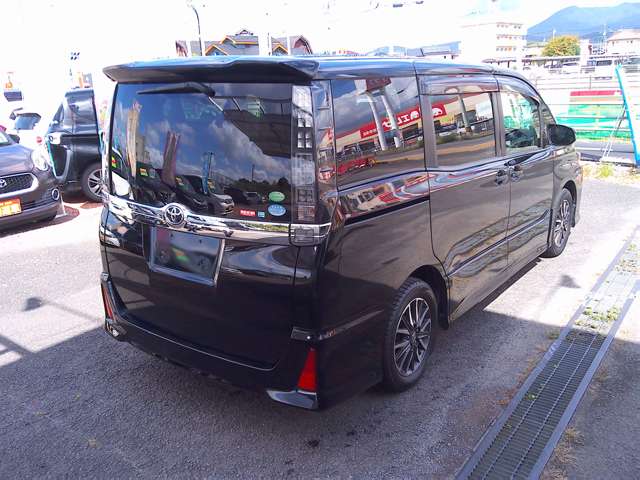 Toyota Voxy 11