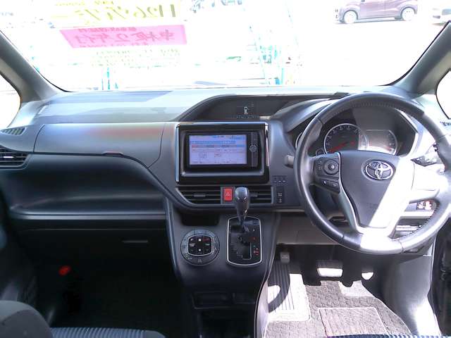 Toyota Voxy 2