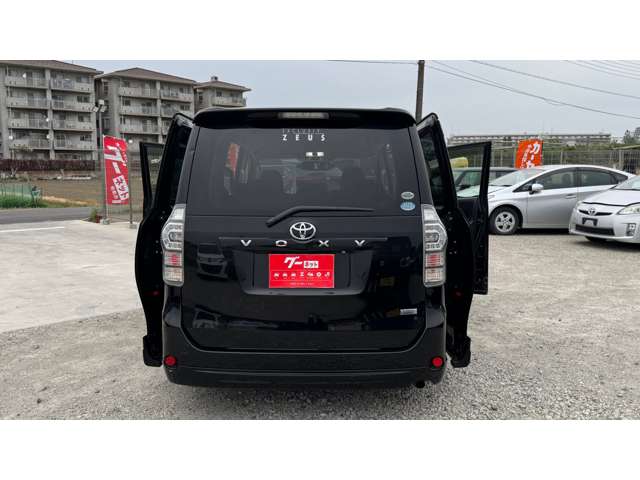 Toyota Voxy 8