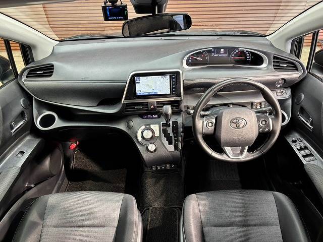 Toyota Sienta 2