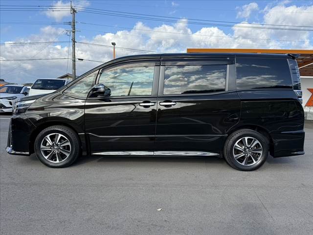 Toyota Voxy 11