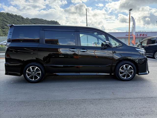 Toyota Voxy 12