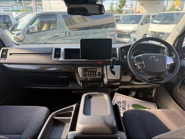 Toyota Hiace 4