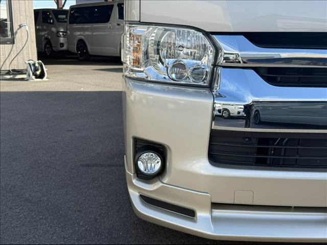 Toyota Hiace 5
