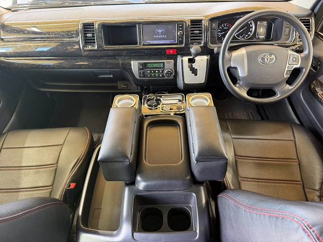 Toyota Hiace 2