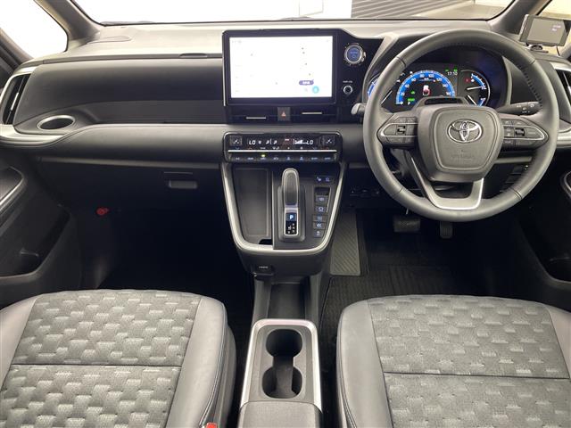 Toyota Voxy 3