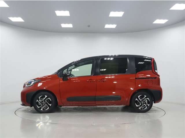 Toyota Sienta 4