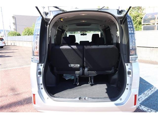 Toyota Voxy 11
