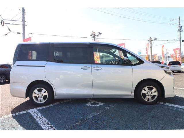 Toyota Voxy 4