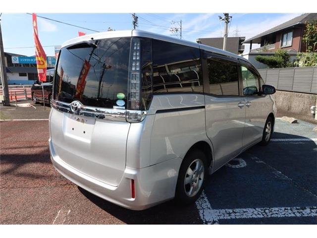 Toyota Voxy 6